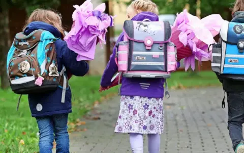 Drei Kinder mit Schultüten und Ranzen auf dem Weg zur Einschulung Niedersachsen 2026.