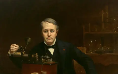 Porträt von Thomas Edison, der an einem Phonographen arbeitet. Er ist der Mann, der die Glühbirne erfunden hat.