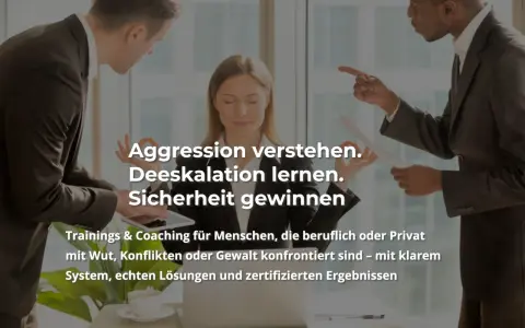 Zwei Männer zeigen aggressiv auf eine Frau, die ruhig meditiert. Text: Aggression verstehen, Deeskalation lernen, Sicherheit gewinnen.