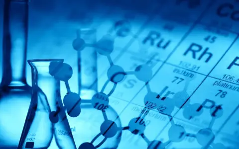 Chemische Glasgeräte und Molekülstruktur überlagern das Periodensystem. Die rgt Regel ist hier visuell dargestellt.