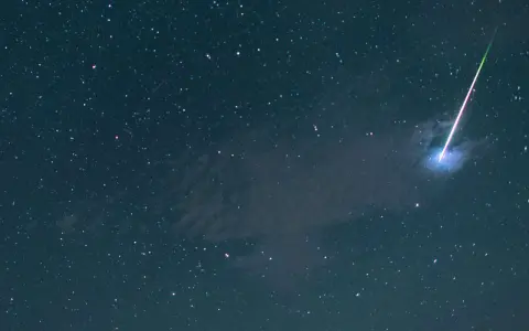 Ein leuchtender Schweif zieht sich durch den sternenklaren Nachthimmel, ein Zeichen für die magischen sternschnuppen.