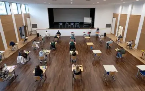 Wie lange schreibt man Abitur? Alle Prüfungsdauern im Überblick