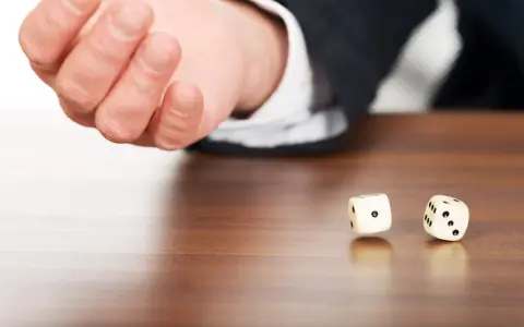 5 typische Denkfehler bei Wahrscheinlichkeiten, die unser Urteilsvermögen täuschen