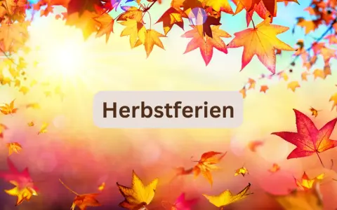 Bunte Herbstblätter fallen im Sonnenlicht. Perfekt für die Herbstferien Sachsen-Anhalt 2025!