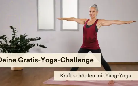 Frau in Yoga-Pose, die Kraft schöpft und gegen Antriebslosigkeit wirkt. Deine Gratis-Yoga-Challenge.