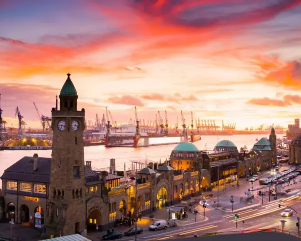 Spektakulärer Sonnenuntergang über Hamburgs Hafen. Perfekt für deine Hamburg Ferien 2025!