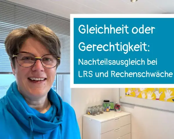 Frau mit Brille lächelt, im Hintergrund ein Schild mit dem Titel "Gleichheit oder Gerechtigkeit: Nachteilsausgleich bei LRS und Rechenschwäche".