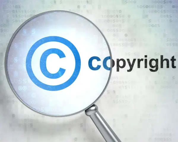 Lupe über dem copyright zeichen und dem Wort "copyright".