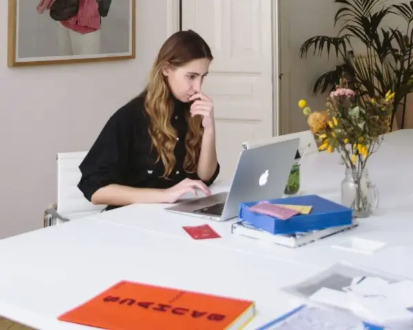 Junge Frau mit guten EDV-Kenntnissen arbeitet konzentriert an ihrem Laptop in einem hellen Büro.
