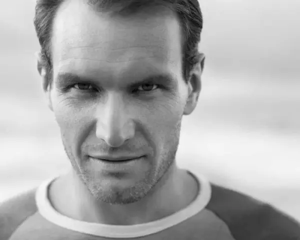 Nahaufnahme eines Mannes mit stechendem Blick, der an einen Soziopathen erinnert. Seine Augen scheinen alles zu durchdringen.