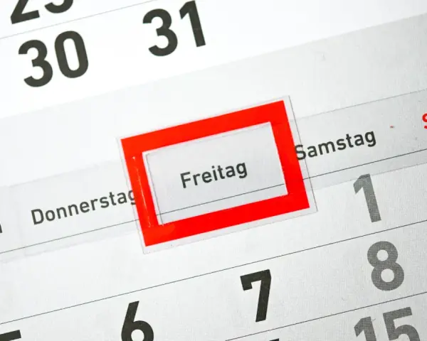 Kalenderblatt mit markiertem Freitag. Die Planung für die **Winterferien 2026** beginnt!