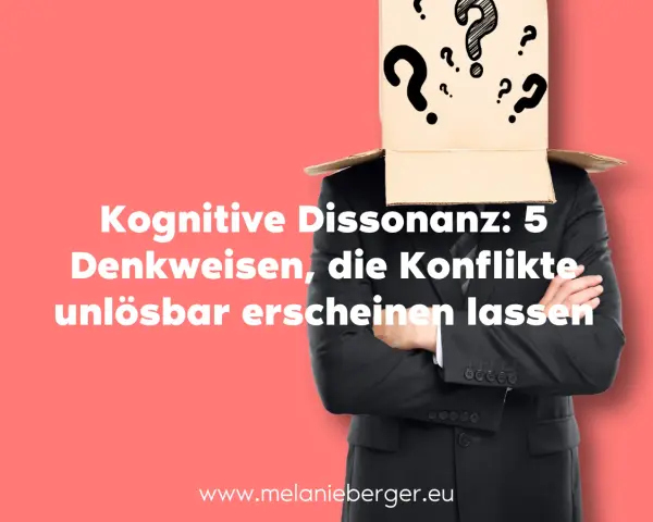 Mann mit Karton über dem Kopf, voller Fragezeichen. Kognitive Dissonanz: 5 Denkweisen, die Konflikte unlösbar erscheinen lassen.