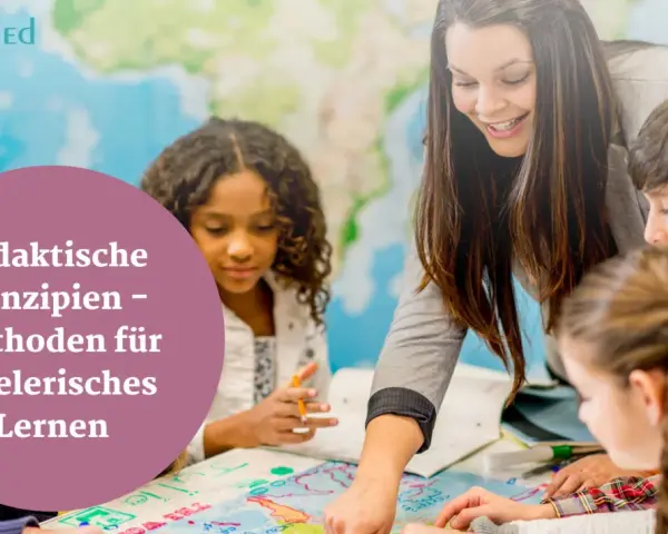 Lehrerin erklärt Kindern spielerisch die didaktischen Prinzipien anhand einer Weltkarte.