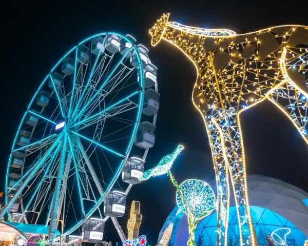 Leuchtende Giraffe und Riesenrad auf einem Jahrmarkt, perfekt für Winterferien Thüringen 2026.