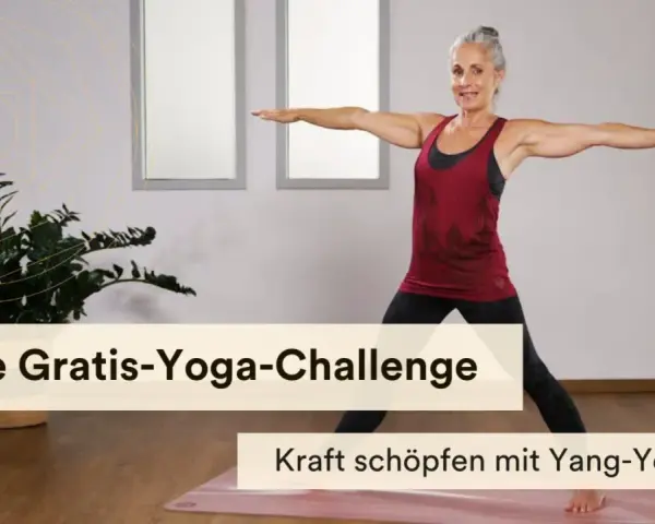 Frau in Yoga-Pose, die Kraft schöpft und gegen Antriebslosigkeit wirkt. Deine Gratis-Yoga-Challenge.