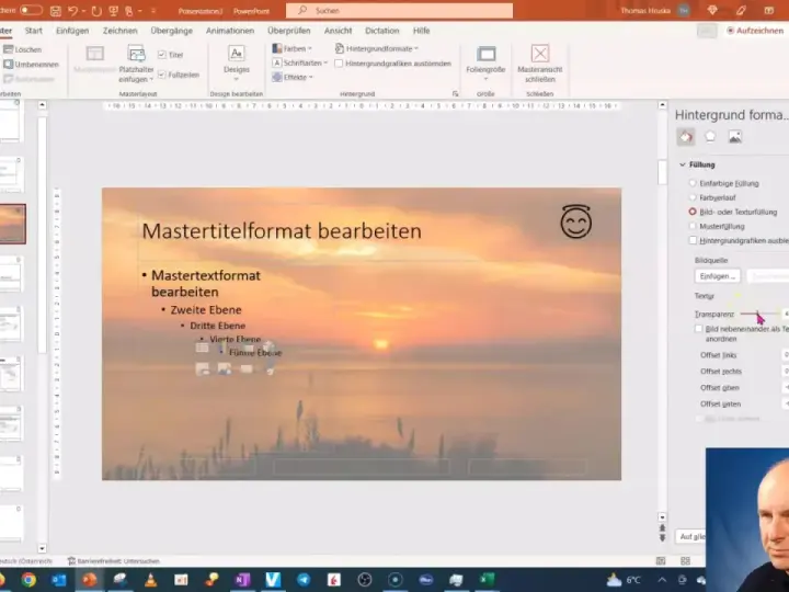 PowerPoint-Folie mit Sonnenuntergang als powerpoint hintergrund. Die Folie zeigt "Mastertitelformat bearbeiten" und eine Liste von Ebenen. Rechts ist das Menü "Hintergrund formatieren" geöffnet.