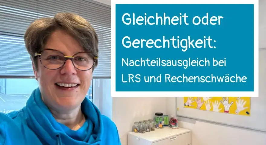 Frau mit Brille lächelt, im Hintergrund ein Schild mit dem Titel "Gleichheit oder Gerechtigkeit: Nachteilsausgleich bei LRS und Rechenschwäche".