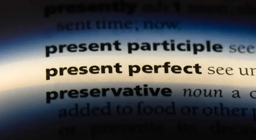 Wörterbuchseite zeigt "present perfect" und erklärt seine Bildung.