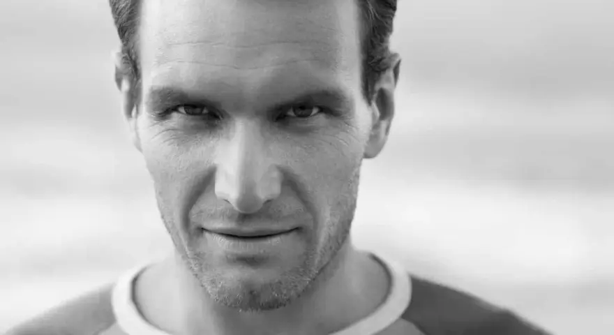 Nahaufnahme eines Mannes mit stechendem Blick, der an einen Soziopathen erinnert. Seine Augen scheinen alles zu durchdringen.
