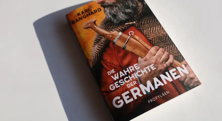 Buchcover "Die wahre Geschichte der Germanen" von Karl Banghard. Ein Mann mit Bart und Dolch im Gewand.