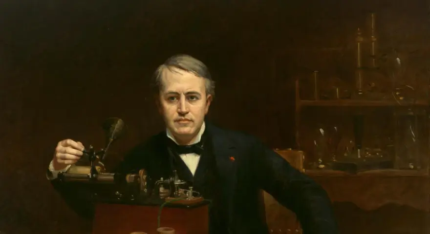 Porträt von Thomas Edison, der an einem Phonographen arbeitet. Er ist der Mann, der die Glühbirne erfunden hat.