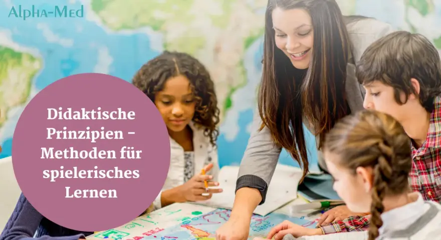 Lehrerin erklärt Kindern spielerisch die didaktischen Prinzipien anhand einer Weltkarte.