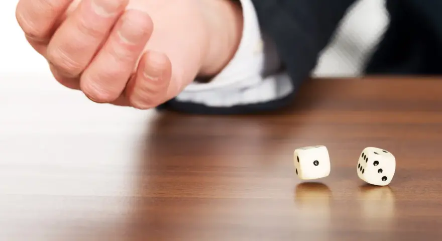 5 typische Denkfehler bei Wahrscheinlichkeiten, die unser Urteilsvermögen täuschen