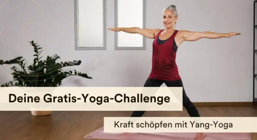 Frau in Yoga-Pose, die Kraft schöpft und gegen Antriebslosigkeit wirkt. Deine Gratis-Yoga-Challenge.