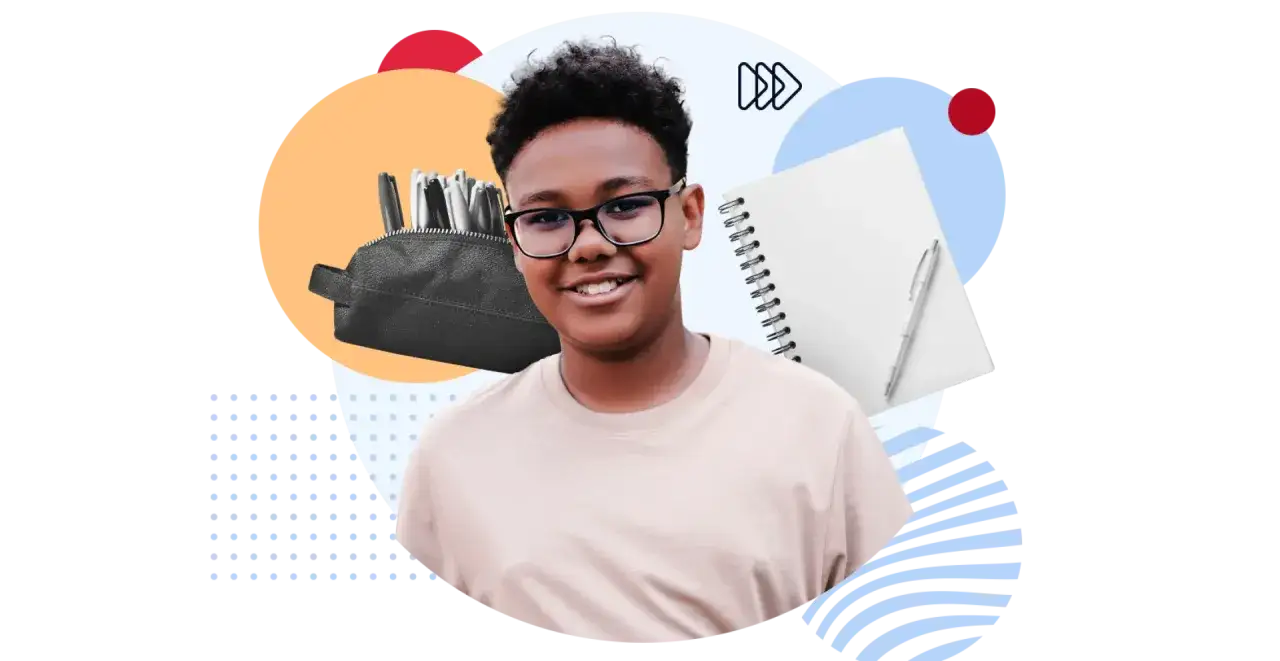 Ein lächelnder Junge mit Brille, bereit für sein Schülerpraktikum, mit Federmäppchen und Notizbuch.