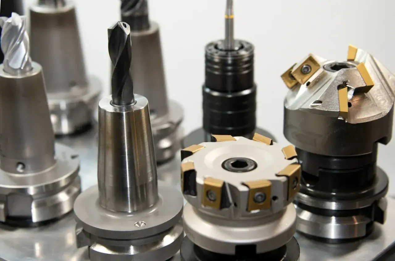 Werkzeuge für den Zerspanungsmechaniker: Fräser und Bohrer in verschiedenen Ausführungen, bereit für präzise Bearbeitung.