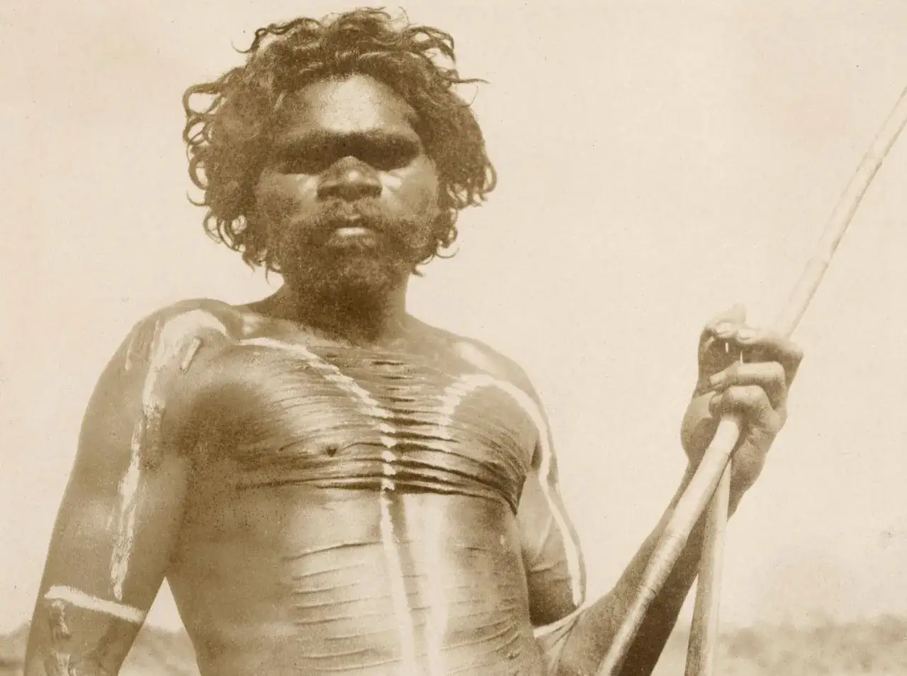 Ein Mann der Aborigines mit Körperbemalung und Speer.