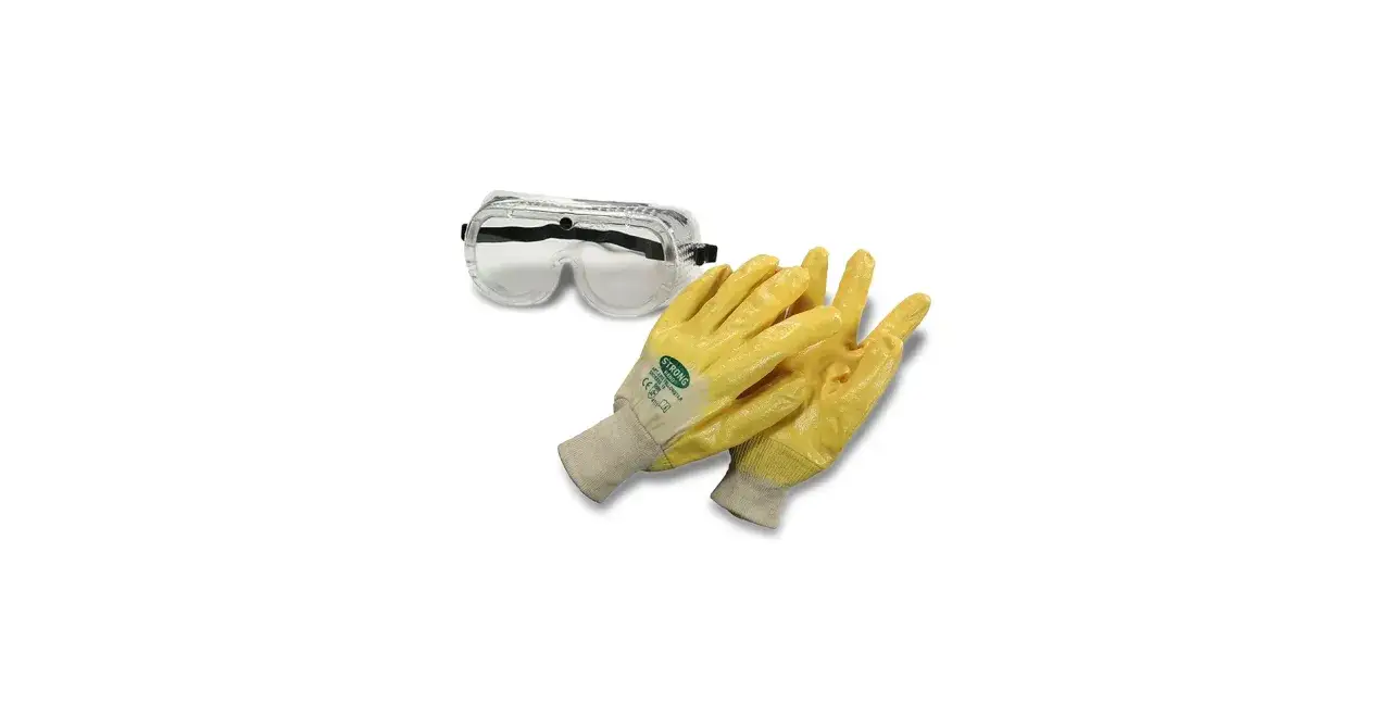 Schutzbrille und gelbe Handschuhe, bereit für den Umgang mit Natronlauge.