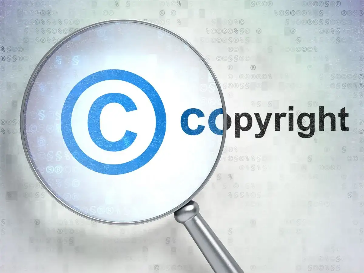 Lupe zeigt das copyright zeichen und das Wort 