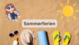 Sommerferien-Symbolbild: Kind im Schwimmring, Sonne, Hut, Sonnenbrille, Flip-Flops, Yogamatte auf Sand.