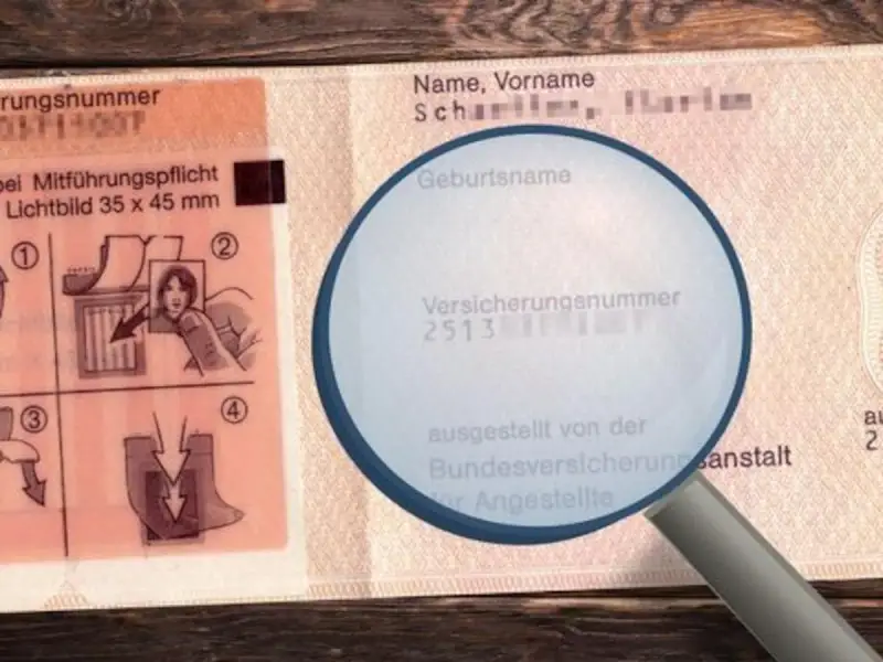 Lupe zeigt auf Sozialversicherungsnummer auf einem Dokument. Hier erfährst du, wo du deine Sozialversicherungsnummer findest.